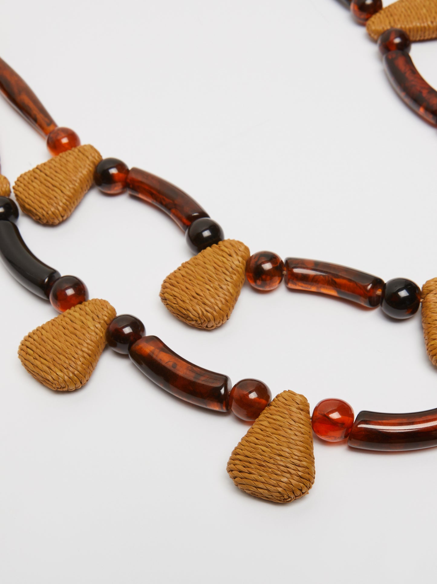 RESIN RAFFIA NECKLACE